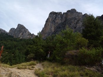 Panorama sulle prime pareti della Via Ferrata di Tende (20206 bytes)